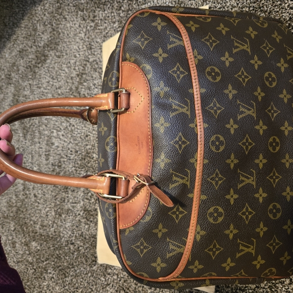 Authentic Louis Vuitton Deauville Monogram Canvas Handbag - Picture 11 of 16